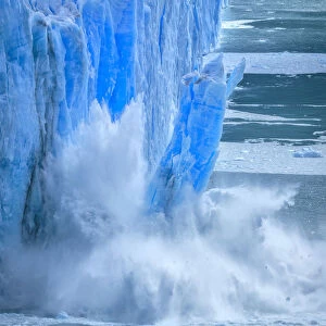 South America, Patagonia, Argentina, El Chalten, calving glacier in Los Glaciares