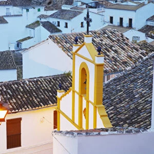 Spain, Andalucia, Setenil, view over church at dusk