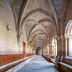 Spain, Catalonia, Tarragona, Poblet, Hallway in the cloister of the Monastery