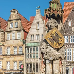 Statue of Bremer Roland and historic houses on the market square, Bremen, Germany
