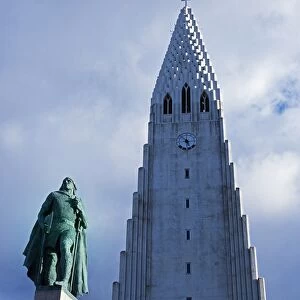Statue of Leif Eiriksson in front of Hallgrimskirkja