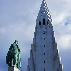 Statue of Leif Eiriksson in front of Hallgrimskirkja