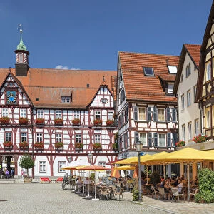 Street cafes on the market square, town hall, Bad Urach, Swabian Alps, Baden-Wurttemberg, Germany