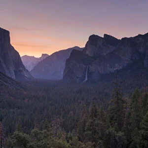 Sunrise over El Capitain and Yosemite Valley from Tunnel View, Yosemite National Park