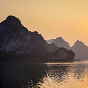 Sunset over karst mountains in Ha Long Bay, Qu£ng Ninh Province, Vietnam
