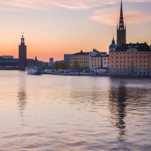 Sweden, Stockholm, Stockholm City Hall and Riddarholmskyrkan church, sunset