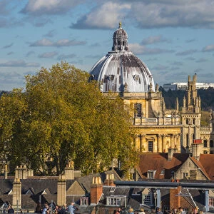 UK, England, Oxfordshire, Oxford, University of Oxford, Radcliffe Camera beyond rooftop
