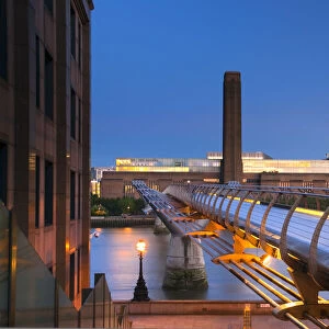 UK, London, Bankside, Tate Modern and Millennium Bridge over River Thames