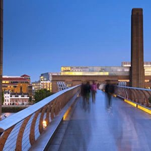 UK, London, Bankside, Tate Modern and Millennium Bridge over River Thames