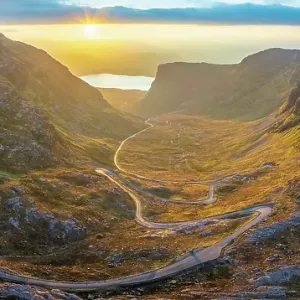 Reino Unido, Escocia, Highlands, Wester Ross, Applecross, Bealach na Ba o Paso de los Ganados al amanecer.