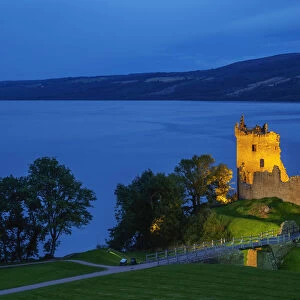 UK, Scotland, Highlands, Twilight view of the Urquhart Castle and Loch Ness