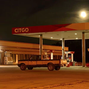 USA, Alabama, Selma, gas station at night
