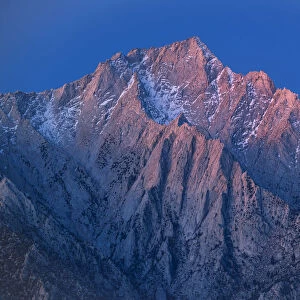 USA, California, Eastern Sierra, Lone Pine peak at dawn