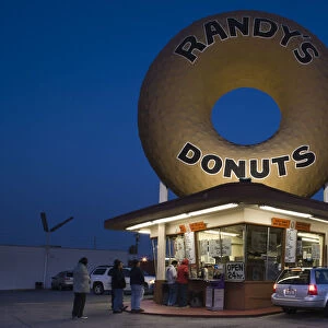 USA, California, Los Angeles, Inglewood, Randys Donuts, donut shop, dawn
