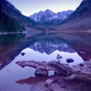 USA, Colorado, Maroon Bells Mountain reflected in Maroon Lake