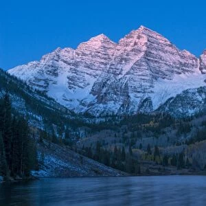 USA, Colorado, Rocky Mountains, Aspen, Maroon Bells at dawn