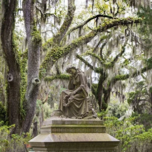 USA, Georgia, Savannah, Grave in Bonaventure cemetery
