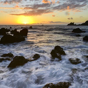 USA, Hawaii, Maui, Hana, sunrise along shore in Hana