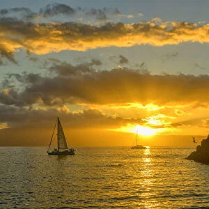 USA, Hawaii, Maui, Kanaapali Beach, people at sunset