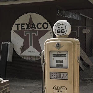USA, Illinois, Route 66, Williamsville, Old Gas Station, Gas Pumps