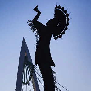 USA, Kansas, Wichita, Keeper of the Plains statue and footbridge on the Arkansas River