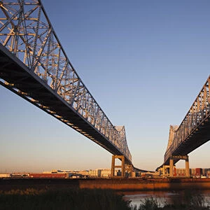 USA, Louisiana, New Orleans, Greater New Orleans Bridge and Mississippi River