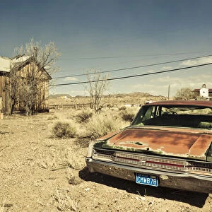 USA, Nevada, Great Basin, Goldfield, abandoned house and car