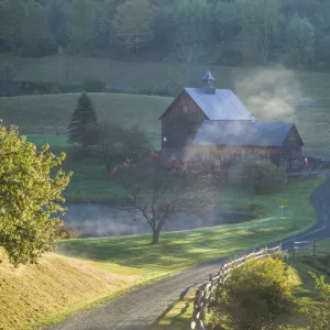 USA, New England, Vermont, South Pomfret, farm in autumn