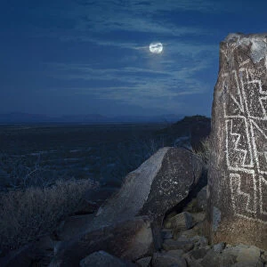 USA; New Mexico; Three Rivers; Petroglyph; moon over rock art, (m)