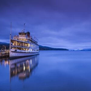 USA, New York, Adirondack Mountains, Lake George, lake steamer, dawn