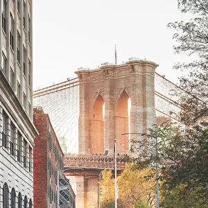 USA, New York City, People walking in Dumbo district (Brooklyn) with the Brooklyn bridge in the background