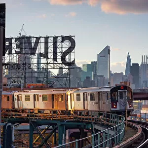 USA, New York City, the train 7 approaching an elevated station in Queens with Manhattan in the background