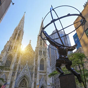 USA, New York, New York City, Manhattan, Rockefeller Center, Atlas Statue and St Patricks