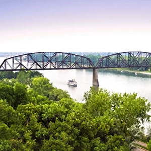 USA, North Dakota, Bismarck, Mandan, Bismarck-Manda Rail Bridge, Missouri River