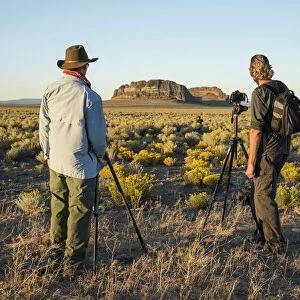USA, Oregon, Lake County, Fort Rock, Photographers admiring the landscape