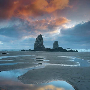 USA; Pacific Northwest, Oregon, Oregon Coast, Cannon Beach, sunset on beach (m)