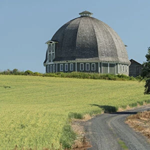 USA; Washington, Palouse Region, round barn