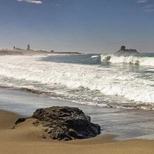 View from Pistachio Beach to Pigeon Point lighthouse, bei Piscadero, California, USA