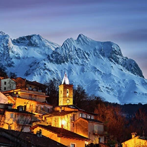 Village of Cerqueto with Gran Sasso mountains in the background, Gran Sasso and Monti della Laga national park, Teramo province, Abruzzo, Italy