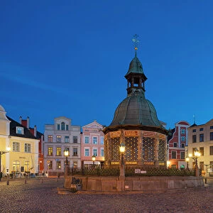 Wasserkunst in Old Town at twilight, Wismar, UNESCO, Nordwestmecklenburg, Mecklenburg-Western Pomerania, Germany