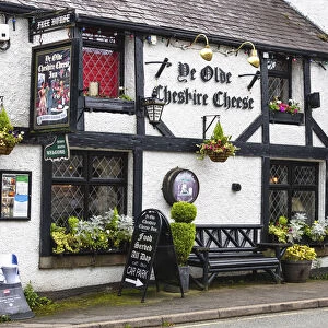 Ye Olde Cheshire Cheese Inn, traditional 17th century coaching inn in Castleton