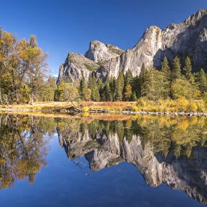 Yosemite Valley reflected in the calm waters of the River Merced at Valley View