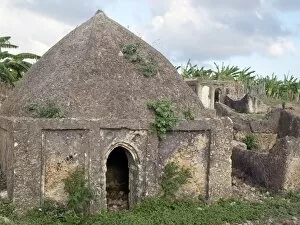 Images Dated 16th November 2005: The 17th century tomb of Mwenya Bunu among ruins on