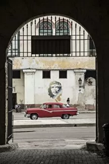 Images Dated 7th February 2015: 50s Classic American car passing a mural of Che Guevara, Habana Vieja, Havana, Cuba