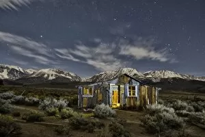 Images Dated 9th April 2014: Abandoned cabin at night with Sierra Nevada mountains in back, Mono Lake, Eastern Sierra