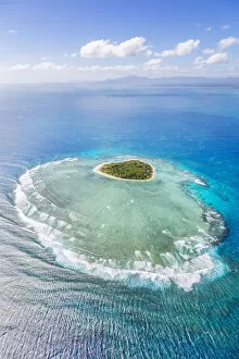 Images Dated 12th October 2015: Aerial view of Tavarua, heart shaped island, Mamanucas islands, Fiji