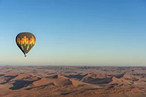 Images Dated 25th January 2017: Africa, Namibia, Sossusvlei. Ballooning over the namib desert