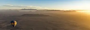 Africa, Namibia, Sossusvlei. Ballooning over the namib desert