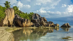 Images Dated 7th January 2022: Africa, Seychelles, La Digue. Anse Source d Argent with its iconic granite formations