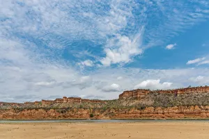 Images Dated 29th November 2017: Africa, Zimbabwe, Gonarezhou National Park. View of the red sandstone Chilojo cliffs